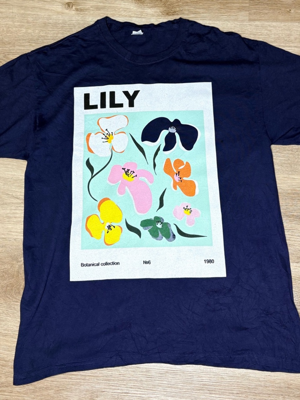 Navy Floral “LILY” Graphic Tee Size Large Botanical Print Shirt
